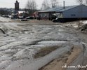 После долгой уральской зимы и активного весеннего таяния снега многие дороги города оказались в выбоинах и ямах, из-за которых граждане испытывают неудобства при движении на автомобилях и при переходе улиц.
Состояние дорожного покрытия по ул.Углегеологов и в направлении пос.Строитель соответствует комментариям, оставленным жителями в группе ВК Мой Город Кизел. Действительно, ямы на дороге, как после бомбёжки, водители вынуждены объезжать их, выезжая на встречную полосу, что создает аварийные ситуации. Люди вынуждены ходить по проезжей части из-за отсутствия тротуаров и пешеходных дорожек. При этом движение на дороге, единственной связующей посёлок с городом, очень интенсивное. 

«В прошедшем 2016 году никакого ремонта на этом участке дороги не производилось и понятно, что в этом году просто ни проехать , ни пройти. Это ежедневно чувствуют на себе взрослое население и дети, добираясь до работы и школы. 
Хочется задать вопрос обеим Администрациям города, когда и как будет делаться эта дорога?
При планировании дорожных работ органы власти зачастую не учитывают мнение граждан, в результате в планы ремонта попадают те дороги, которые считают нужным отремонтировать чиновники, а не общественность. Улицу Советскую закатывают два года подряд, а она опять провалилась в "злачных" местах,т.к. эти ремонты проводятся непродуманно и неграмотно.
Жители устали ездить по грязи и канавам в дождь и глотать пыль в сухую погоду. Этот вопрос уже дошёл до точки кипения и если в очередной раз просто накидают в выбоины щебенку и мучку, то вывод напрашивается сам собой, власти занимаются вредительством и разбазаривают народные деньги, мы итак кормим две Администрации, так сделайте людям нормальную дорогу.