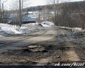 После долгой уральской зимы и активного весеннего таяния снега многие дороги города оказались в выбоинах и ямах, из-за которых граждане испытывают неудобства при движении на автомобилях и при переходе улиц.
Состояние дорожного покрытия по ул.Углегеологов и в направлении пос.Строитель соответствует комментариям, оставленным жителями в группе ВК Мой Город Кизел. Действительно, ямы на дороге, как после бомбёжки, водители вынуждены объезжать их, выезжая на встречную полосу, что создает аварийные ситуации. Люди вынуждены ходить по проезжей части из-за отсутствия тротуаров и пешеходных дорожек. При этом движение на дороге, единственной связующей посёлок с городом, очень интенсивное. 

«В прошедшем 2016 году никакого ремонта на этом участке дороги не производилось и понятно, что в этом году просто ни проехать , ни пройти. Это ежедневно чувствуют на себе взрослое население и дети, добираясь до работы и школы. 
Хочется задать вопрос обеим Администрациям города, когда и как будет делаться эта дорога?
При планировании дорожных работ органы власти зачастую не учитывают мнение граждан, в результате в планы ремонта попадают те дороги, которые считают нужным отремонтировать чиновники, а не общественность. Улицу Советскую закатывают два года подряд, а она опять провалилась в "злачных" местах,т.к. эти ремонты проводятся непродуманно и неграмотно.
Жители устали ездить по грязи и канавам в дождь и глотать пыль в сухую погоду. Этот вопрос уже дошёл до точки кипения и если в очередной раз просто накидают в выбоины щебенку и мучку, то вывод напрашивается сам собой, власти занимаются вредительством и разбазаривают народные деньги, мы итак кормим две Администрации, так сделайте людям нормальную дорогу.