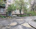 Вот такое состояние асфальтового покрытия во дворе дома