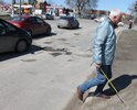 Прямо на перекрестке, на проезжей части, многочисленные разрушения.