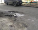 Во дворе нашего дома примерно 3-4 года назад делали капремонт дорожного покрытия, плохо уплотнив дорогу - сейчас образовался провал грунта, который не позволяет в наш двор дома №40 и дома №42 проехать как личным автомобилям, так и автомобилям скорой помощи....
При этом двор еще находится на гарантийном обслуживании и данный недостаток должен быть устранен подрядчиком за счет собственных средств!!!!!