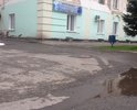 Цент города , люки торчат из асфальта как грибы после дождя , водители вынужденны совершать опасные манёвры чтобы объехать эти "памятники разгильдяйству" .