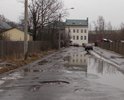 разбитый подъезд к церкви. все я в ямах и лужах. в лужи лучше не заезжать - очень глубокие.