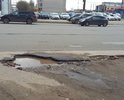 Огромная яма при съезде с ул. Московская во двор дома 109. Так же разбито дорожное полотно.