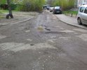 Дорожное покрытие во дворе жилых домов отсутствует.