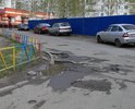 Асфальт на участке дороги между домом на ул. Новосибирская, 43 и магазином "Теремок" практически разбит: яма на яме. Приложенные фотографии не полностью отражают состояние дороги.