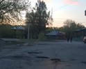 Разбит участок дороги по ул. Лебедева, дорожное полотно частично отсутствует, что создает аварийную ситуацию на данном участке. Движение по  указанному отрезку дороги затруднено, хотя является интенсивным, так как  это подъезд к многоэтажному дому.