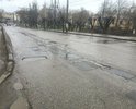 Убитая ямами дорога. Причем основная для города!!! Ездить невозможно!