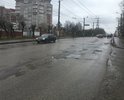 Убитая ямами дорога. Причем основная для города!!! Ездить невозможно!