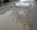 При въезде на парковку огромная яма в которой постоянно собирается вода, просевшие люки, приезжая в Управлении Архитектуры и градостроительства г. Казани остаются не лучшие впечатления!