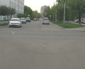 На данном перекрестке огромная колейность, также яма возле люка