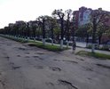 Второстепенная дорога по ул. Гагарина со значительными разрушениями дорожного полотна.