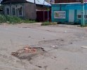 Второй по величине рынок в городе, а дорога вся разбита. Горожанам создается масса неудобств. Как проехать и не оставить на дороге колесо? Нужен ремонт.