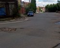 Второй по величине рынок в городе, а дорога вся разбита. Горожанам создается масса неудобств. Как проехать и не оставить на дороге колесо? Нужен ремонт.