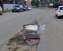 Второй по величине рынок в городе, а дорога вся разбита. Горожанам создается масса неудобств. Как проехать и не оставить на дороге колесо? Нужен ремонт.