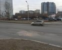 Яма во все правую полосу. Дорога не восстановлена после вмешательства коммунальщиков. Уже полгода создается опасность для водителей. Предупреждающих знаков 1.16 не установлено.