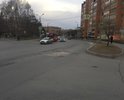 Яма во все правую полосу. Дорога не восстановлена после вмешательства коммунальщиков. Уже полгода создается опасность для водителей. Предупреждающих знаков 1.16 не установлено.