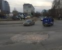 Яма во все правую полосу. Дорога не восстановлена после вмешательства коммунальщиков. Уже полгода создается опасность для водителей. Предупреждающих знаков 1.16 не установлено.