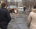 Вот в таком "шикарном" виде у нас мурманчан дворы и дороги! Мои комментарии такие: дыры в дорогах, реконструкции дворов надо делать! У нас дороги действительно УБИТЫ! Помогите нам. Сделай нам асфальт как в Финляндии!