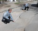 на улице многочисленные ямы и повреждения дорожного полотна