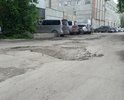 Если двигаться по проспекту Кирова в сторону Кировского моста и после завода "Экран" повернуть направо (первый поворот, название проезда не нашёл), вы словно попадаете в зону боевых действий - вместо дороги сплошные ямы и канавы, ехать просто невозможно. Там же ходят пешеходы, прямо по проезжей части, т.к. идти им больше негде. Ужас, кошмар и мрак! Данная ситуация наблюдается лично мной с 2011 года, ни одного ремонта, даже легкого, не проводилось ни разу. Ау, чиновники!