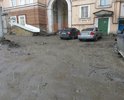 Дорога во дворе дома 18/20 разбита после подземных работ, ямы засыпали строительным мусором, не разровняли поверхность после работ.