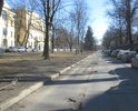 Очень глубокие ямы по колее. И это в самом центре города.