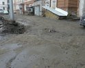 Дорога во дворе дома 18/20 разбита после подземных работ, ямы засыпали строительным мусором, не разровняли поверхность после работ.