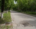 На участке автодороги в городе Новочебоксарск по улице Терешковой обнаружена ненормативная решетка дождеприемника, то есть она находиться на глубине 10 сантиметров от уровня дороги. На том же участке замечена поперечная трещина с раскрытием до 3,5 сантиметров и протяженностью на всю ширину проезжей части. Вся проезжая часть по улице Терешковой не имеет горизонтальной дорожной разметки.