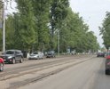 Перекресток улиц Трилиссера и Депутатской в неудовлетворительном состоянии. Ямы рядом с трамвайными путями.