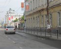 Центральная улица города. Требуется ремонт дороги.