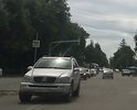 На данном перекрёстке отсутствует кусок асфальта. Автомобили вынуждены выезжать на полосу встречного движения в нарушении ПДД и части 3 статьи 12.15 КоАП.