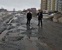 Дорожное покрытие на большей части указанного отрезка отсутствует в принципе, его там никогда не было. Там где асфальт был - от него почти ничего не осталось. Машины объезжая ямы и канавы укатывают грунт вблизи дороги.Постоянно присутствует опасность столкновения транспорта встречного направления при совершении маневров при выборе наилучшего пути.Люди очень ждут перемен и мучаются каждый день...