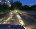 Глубокие и широкие ямы, заполненные водой, которые невозможно объехать