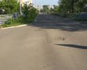 На практически новой дороге провалились 2 люка и огромная выбоина в асфальте. Дорога возможно еще на гарантии