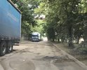 Дорога в плачевном состоянии уже много-много лет. Непонятно, почему дорога незаметна для властей, ведь она ведёт к территории ЗИП, КНИИХП, пожарной части, заводу "Очаково". Вдоль этого участка всегда стоят фуры, порой объехать глубокие ямы просто нет возможности. Жуткие колдобины начинаются с пересечения Тополиной Аллеи с Солнечной, возле заправки Уфимнефть