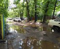 Во дворе дома 21 ул. Октябрьская ямы, отсутствуют асфальтовое покрытие, поребрики, системы по отводу воды.