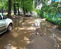 Во дворе дома 21 ул. Октябрьская ямы, отсутствуют асфальтовое покрытие, поребрики, системы по отводу воды.