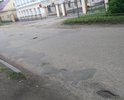 Дорога в центре города, нуждается в ремонте