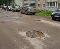 Вся дорога в больших и глубоких ямах. Ведет к основному предприятию в г.Нововятске. Последний раз ремонт был 5 лет назад, вот все жители обрадовались, а спустя гарантийные 4 года начала сыпаться просто на глазах. Ремонт крайне необходим.