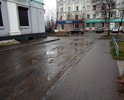 Дорога в этих дворах не ремонтировалась очень много лет. Во время дождей постоянная грязь и лужи. Когда сухо - ямы. Ливневая канализация не работает. Ездить практически невозможно, а ходить тем более. В зимнее время из-за ям постоянные аварии. Проезд очень узкий и очень неудобен для проезда мусоровозов и машин экстренной помощи!