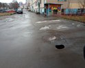 Дорога в этих дворах не ремонтировалась очень много лет. Во время дождей постоянная грязь и лужи. Когда сухо - ямы. Ливневая канализация не работает. Ездить практически невозможно, а ходить тем более. В зимнее время из-за ям постоянные аварии. Проезд очень узкий и очень неудобен для проезда мусоровозов и машин экстренной помощи!