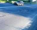 Дорога сильно повреждена во дворах и на улице Металлургов.