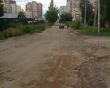 Старое асфальтовое покрытие все пришло в негодность! Ямы на дороге огромные, а в связи с новыми построенными домами, машинопоток большой