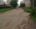 Старое асфальтовое покрытие все пришло в негодность! Ямы на дороге огромные, а в связи с новыми построенными домами, машинопоток большой