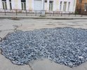 В центре города засыпали участок дороги крупным щебнем. Все же не считаю это выходом из ситуации  - требуется ремонт, асфальтовое покрытие.