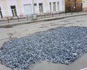 В центре города засыпали участок дороги крупным щебнем. Все же не считаю это выходом из ситуации  - требуется ремонт, асфальтовое покрытие.