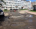 На данном участке повреждение  дорожного покрытия в виде огромной по размеру и глубокой ямы. После дождя заполняется водой, проезд по данному участку дороги опасен.