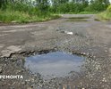 На данном участке дороги огромные ямы, которые невозможно проехать.