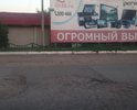 Десятки магазинов вдоль дороги, ехать невозможно